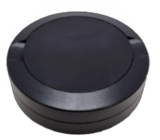 Schwarze Snusdose aus Aluminium, rund und matt, ideal zur Aufbewahrung von Snus oder Nikotinportionen.