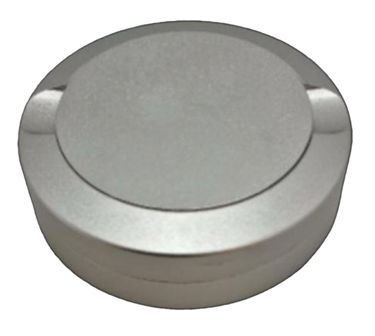 Silbrige Snusdose aus Aluminium, rund und matt, ideal zur Aufbewahrung von Snus oder Nikotinportionen.