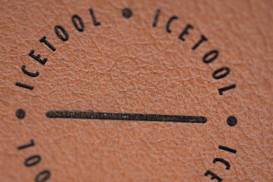 Icetool Snusdose mit Lederoptik in schwarz - braun , Nahaufnahme