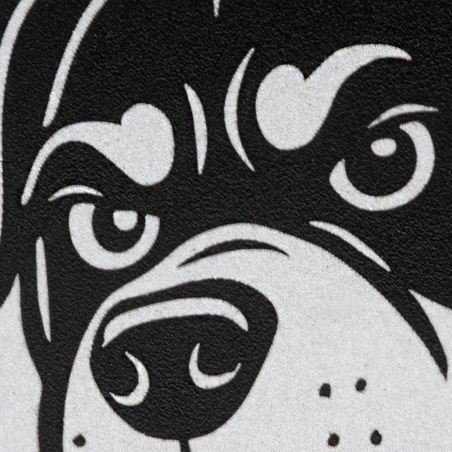 Nahaufnahme der präzisen Lasergravur « Hercules « auf einer runden Snusdose aus gebürstetem Aluminium, feine Linien und hochwertige Verarbeitung.