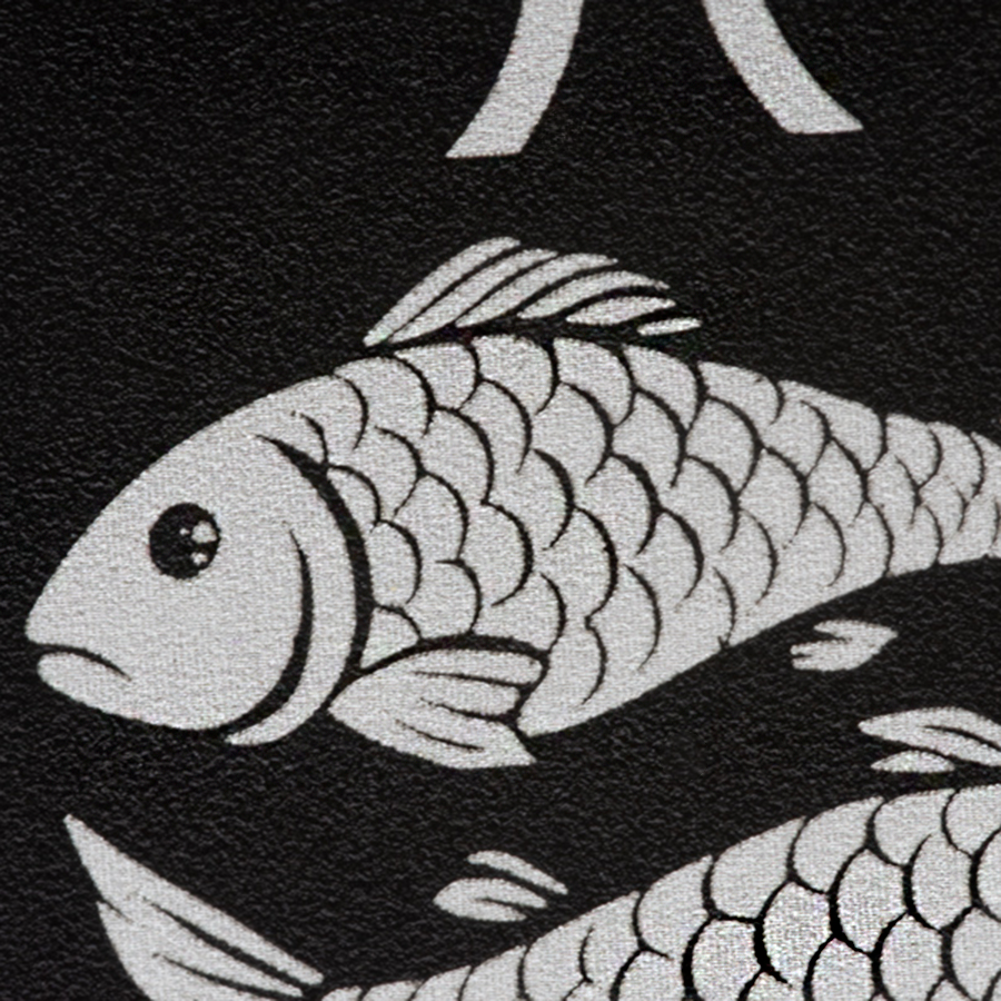 Nahaufnahme der präzisen Lasergravur « Sternzeichen Fische « auf einer runden Snusdose aus gebürstetem Aluminium, feine Linien und hochwertige Verarbeitung.