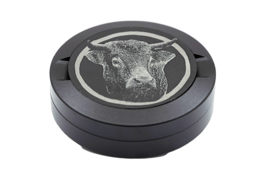 Gravierte Snusdose aus Aluminium mit Motiv – Bulle - schwarze Oberfläche