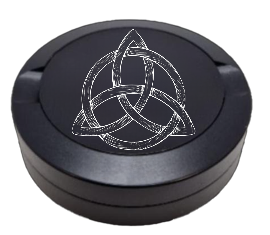 Gravierte Snusdose aus Aluminium mit Motiv -Dreifachhorn Odins - schwarze Oberfläche