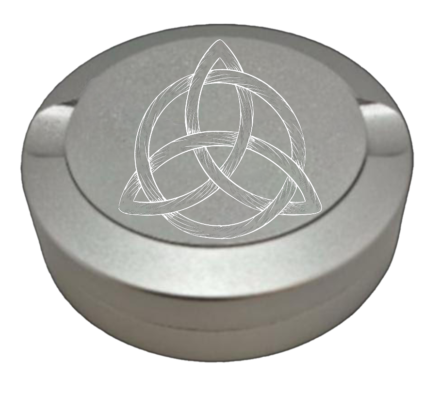Gravierte Snusdose aus Aluminium mit Motiv -Dreifachhorn Odins - silbrige Oberfläche