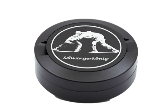 Gravierte Snusdose aus Aluminium mit Motiv – Schwingerkönig- schwarze Oberfläche