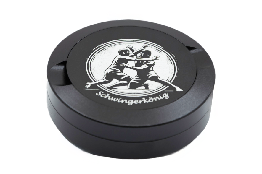 Gravierte Snusdose aus Aluminium mit Motiv – Schwingerkönig- schwarze Oberfläche Unikat