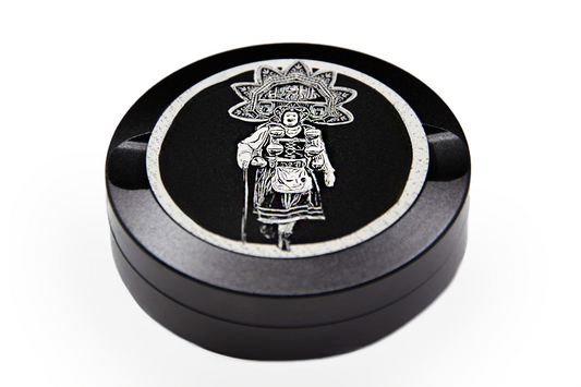 Gravierte Snusdose aus Aluminium mit Motiv - Silvesterchlaus- schwarze Oberfläche