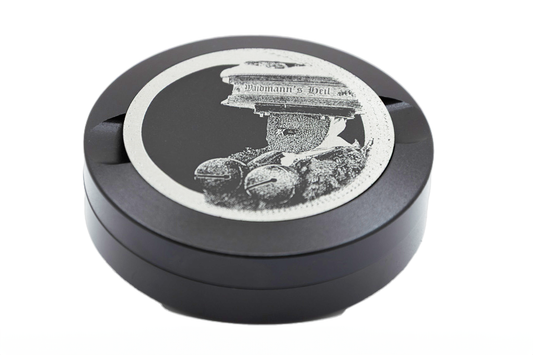 Gravierte Snusdose aus Aluminium mit Motiv – Silvesterchlaus Schö-Wüescht- schwarze Oberfläche