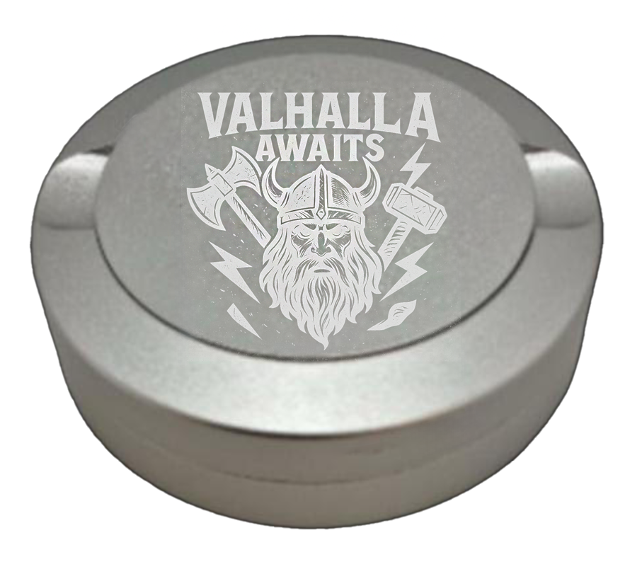 Gravierte Snusdose aus Aluminium mit Gravur - Vaqllhalla Awaits - silbrige Oberfläche