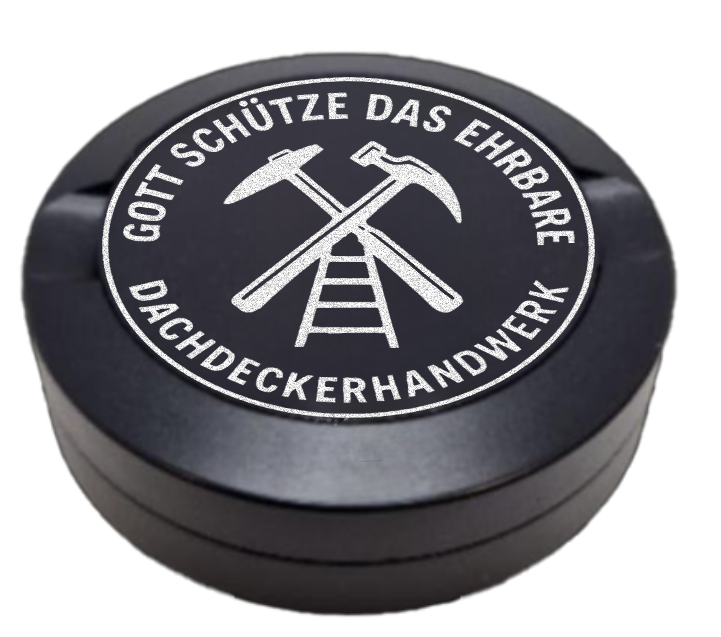 Gravierte Snusdose aus Aluminium mit Motiv « Zunftzeichen Dachdecker « auf der Vorderseite, detailreiche Lasergravur, personalisierbare Tabakdose in runder Form.