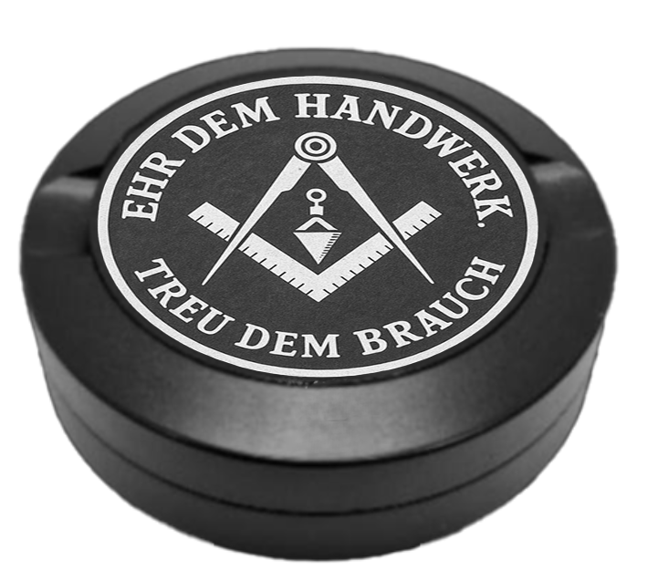 Gravierte Snusdose aus Aluminium mit Motiv « Zunftzeichen Maurer « auf der Vorderseite, detailreiche Lasergravur, personalisierbare Tabakdose in runder Form.