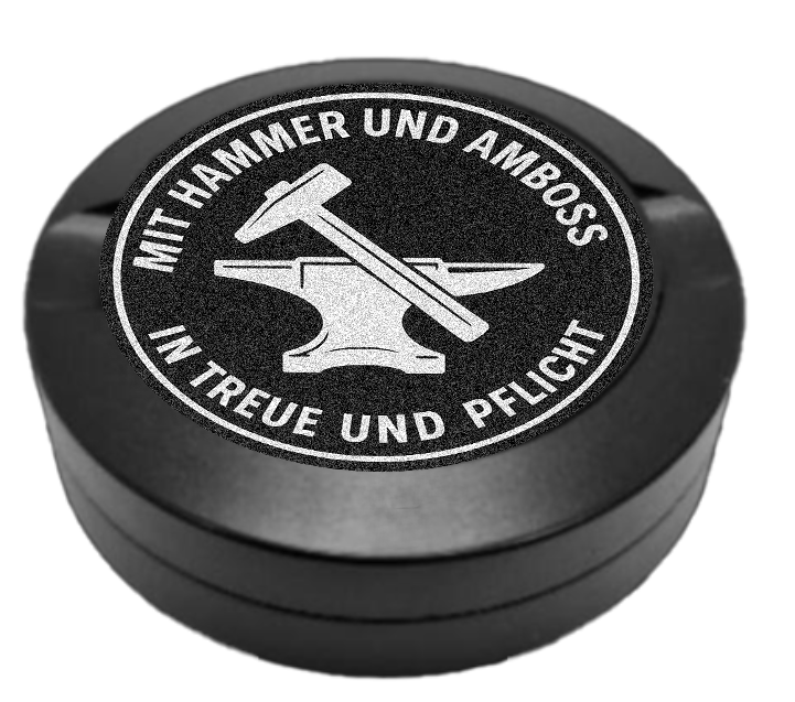 Gravierte Snusdose aus Aluminium mit Motiv « Zunftzeichen Schmied « auf der Vorderseite, detailreiche Lasergravur, personalisierbare Tabakdose in runder Form.