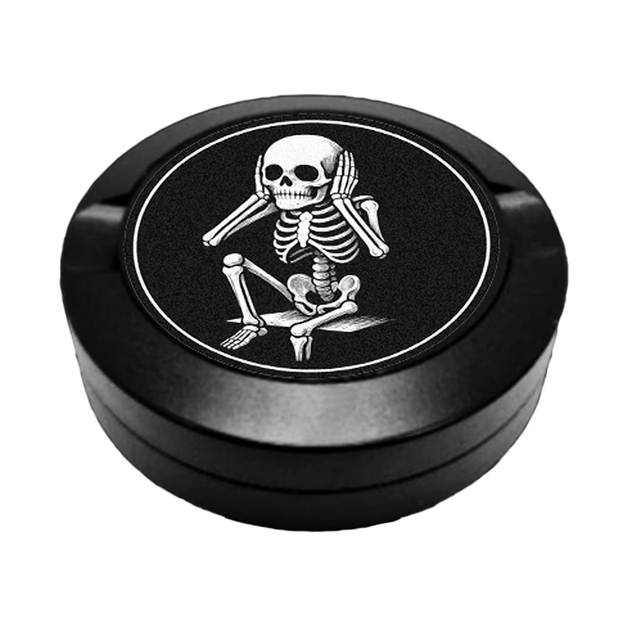 Gravierte Snusdose mit Skelettmännchen Ripsy, sitzend auf Brett und hält sich die Ohren zu, hochwertige Lasergravur, Snusdose aus Metall, Ripsy Serie