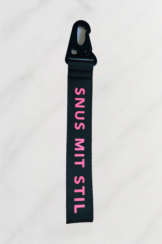 Schwarzer Snus-Schlüsselanhänger mit pinkem Aufdruck "Snus mit Stil" und Metallkarabiner