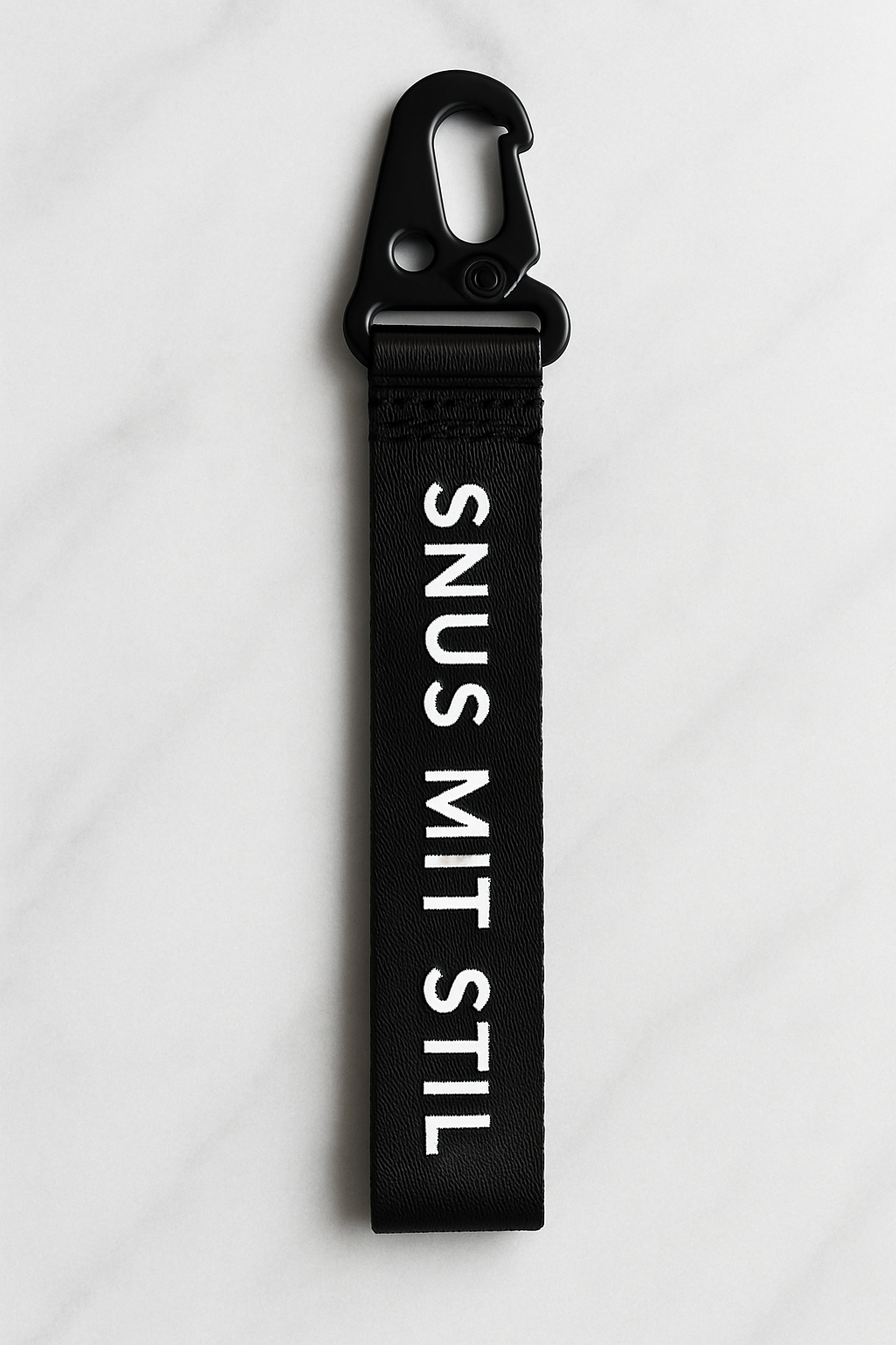 Bringe Stil in deinen Alltag mit unserem exklusiven Schlüsselanhänger "SNUS MIT STIL", Mit einer Länge von 19,5 cm und einem hochwertigen Karabiner aus Metall ist dieser Anhänger der ideale Begleiter für Snus-Fans, die Wert auf Design und Funktionalität legen.