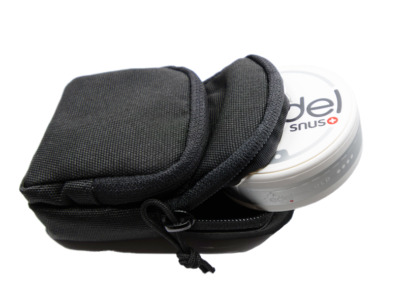 Der Snusbag Anhänger vereint dezentes Design mit praktischer Funktionalität. Er ist der perfekte Begleiter, um Ihren Snus stets griffbereit und sicher aufzubewahren.