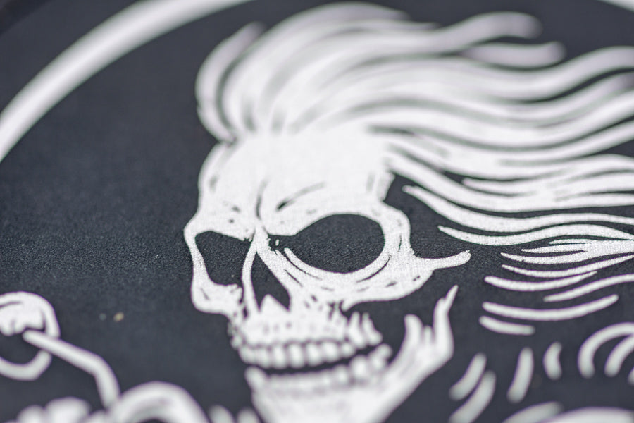 Snusdose graviert mit Road Reaper Motiv aus Aluminium, personalisierte Lasergravur, robuste Aufbewahrungsdose für Snus.