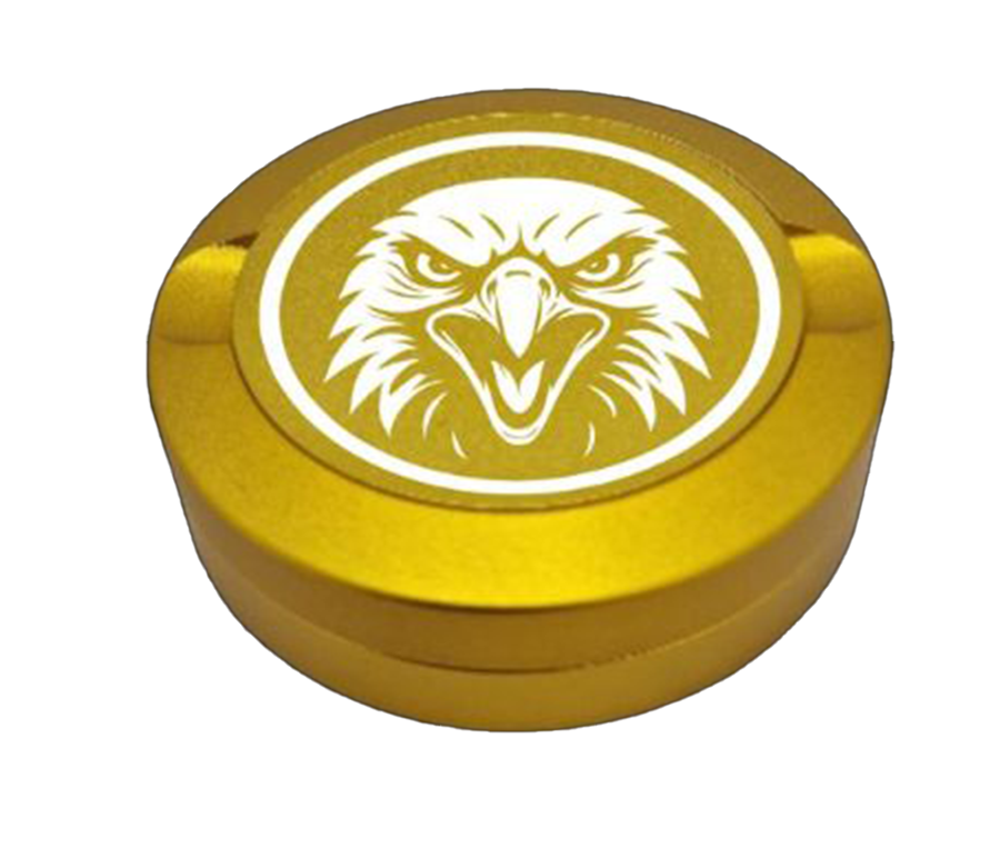 Dreiteilige Snusdose in Gold mit detailliertem Adler-Motiv auf dem Deckel - stilvolles, kompaktes Design zur Aufbewahrung von Snus.
