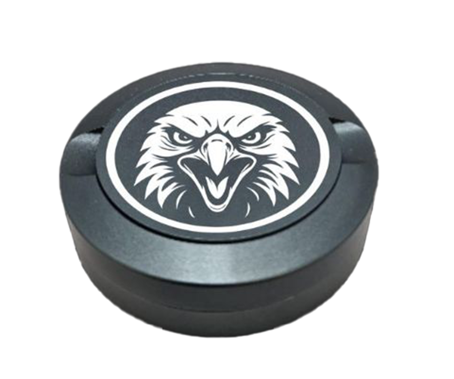 Dreiteilige Snusdose in Grau mit detailliertem Adler-Motiv auf dem Deckel - stilvolles, kompaktes Design zur Aufbewahrung von Snus.
