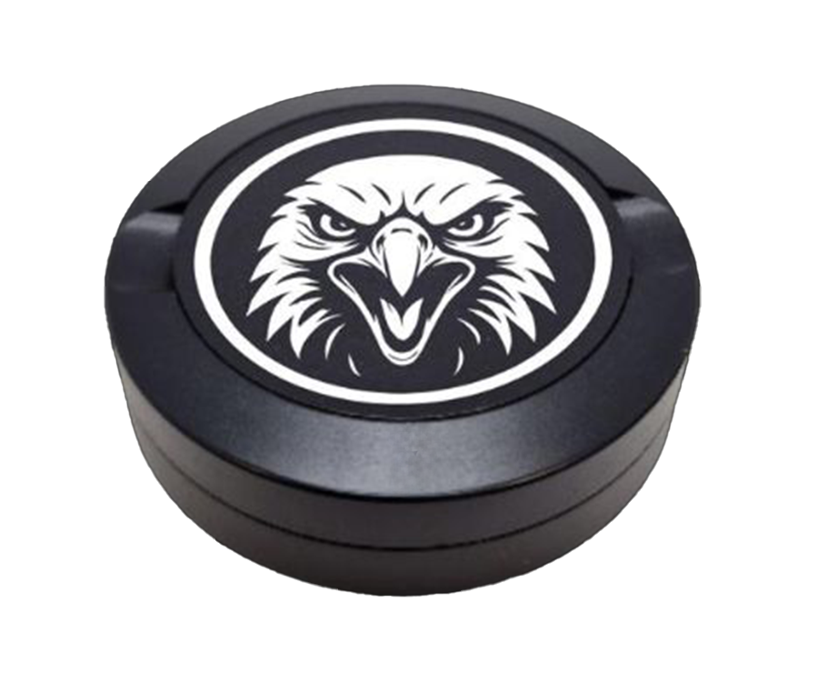 Dreiteilige Snusdose in Schwarz mit detailliertem Adler-Motiv auf dem Deckel - stilvolles, kompaktes Design zur Aufbewahrung von Snus.
