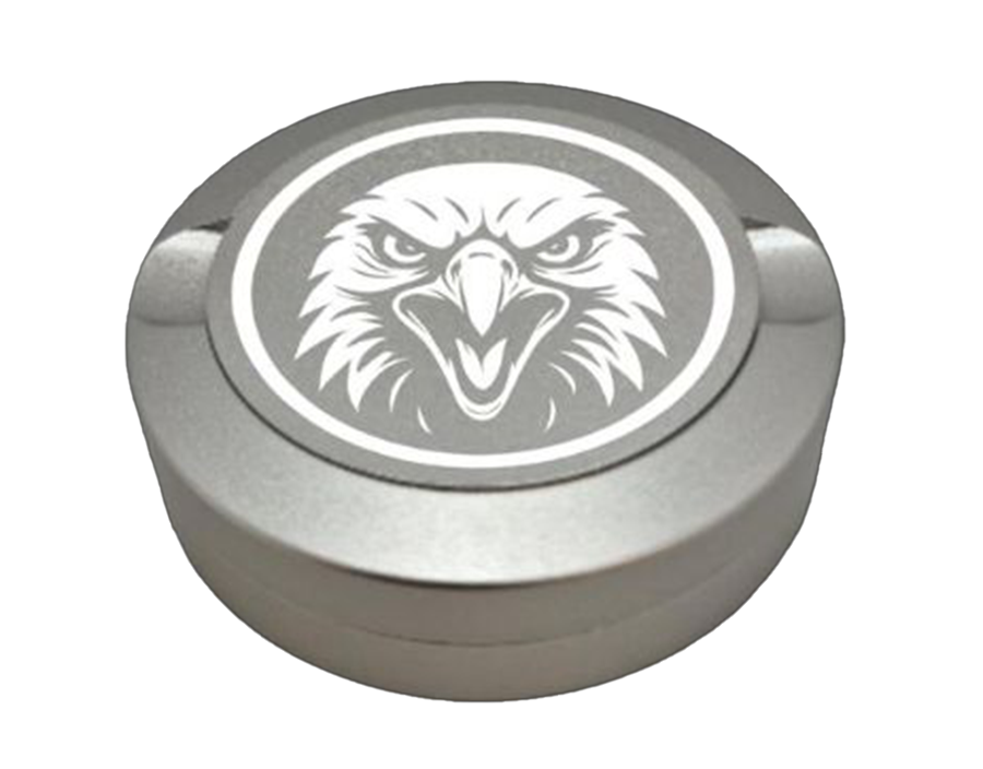 Dreiteilige Snusdose in Silber mit detailliertem Adler-Motiv auf dem Deckel - stilvolles, kompaktes Design zur Aufbewahrung von Snus.