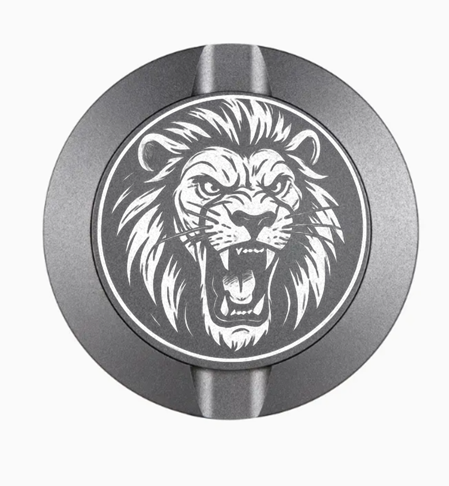 Dreiteilige Snusdose in Grau mit detailliertem Löwen-Motiv auf dem Deckel - stilvolles, kompaktes Design zur Aufbewahrung von Snus.