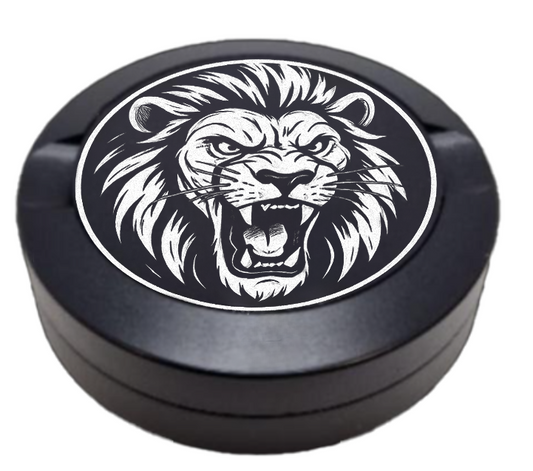 Dreiteilige Snusdose in Schwarz mit detailliertem Löwen-Motiv auf dem Deckel - stilvolles, kompaktes Design zur Aufbewahrung von Snus.