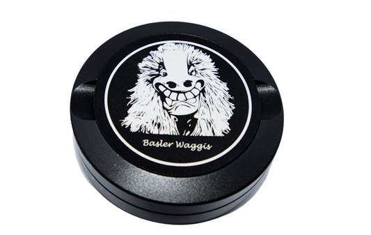 Unsere dreiteilige Snusdose vereint hochwertige Verarbeitung mit einem modernen, minimalistischen Stil. Die präzise Gravur macht sie zu einem besonderen Hingucker, während die praktische Gestaltung für vielseitige Nutzungsmöglichkeiten sorgt.