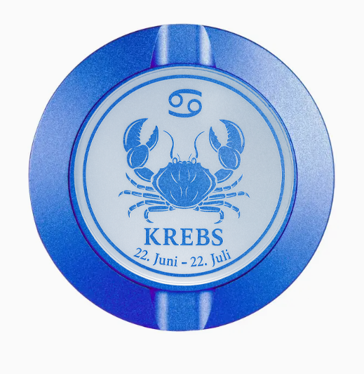 Dreiteilige Snusdose in Blau mit eingraviertem Sternzeichen - Motiv Krebs auf dem Deckel, stilvoll arrangiert auf einem dunklen Hintergrund.