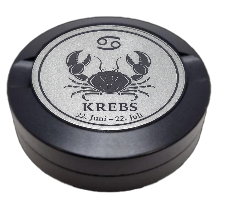 Dreiteilige Snusdose in Schwarz mit eingraviertem Sternzeichen - Motiv Krebs auf dem Deckel, stilvoll arrangiert auf einem dunklen Hintergrund.
