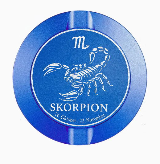 Dreiteilige Snusdose in Blau mit eingraviertem Sternzeichen - Motiv Skorpion auf dem Deckel, stilvoll arrangiert auf einem dunklen Hintergrund.