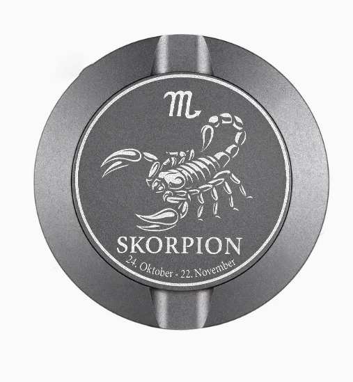Dreiteilige Snusdose in Grau mit eingraviertem Sternzeichen - Motiv Skorpion auf dem Deckel, stilvoll arrangiert auf einem dunklen Hintergrund.