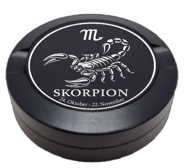 Dreiteilige Snusdose in Schwarz mit eingraviertem Sternzeichen - Motiv Skorpion auf dem Deckel, stilvoll arrangiert auf einem dunklen Hintergrund.