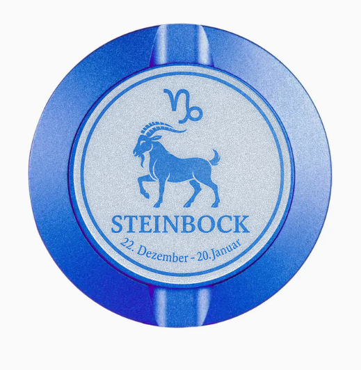 Dreiteilige Snusdose in Blau mit eingraviertem Sternzeichen - Motiv Steinbock auf dem Deckel, stilvoll arrangiert auf einem dunklen Hintergrund.