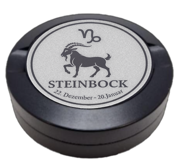 Dreiteilige Snusdose in Schwarz mit eingraviertem Sternzeichen - Motiv Steinbock auf dem Deckel, stilvoll arrangiert auf einem dunklen Hintergrund.