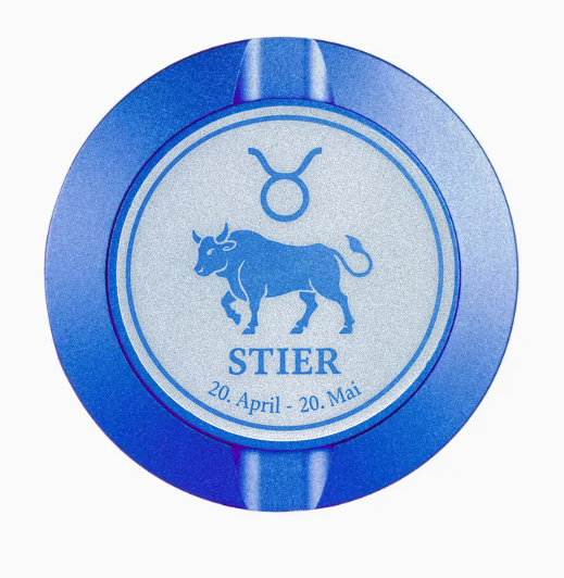 Dreiteilige Snusdose in Blau mit eingraviertem Sternzeichen - Motiv Stier auf dem Deckel, stilvoll arrangiert auf einem dunklen Hintergrund.
