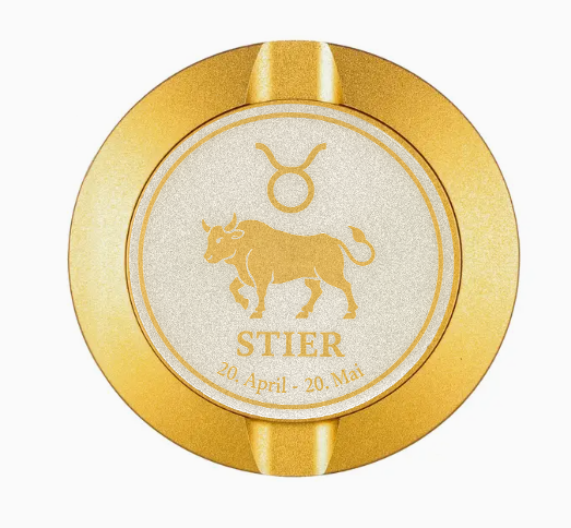 Dreiteilige Snusdose in Gold mit eingraviertem Sternzeichen - Motiv Stier auf dem Deckel, stilvoll arrangiert auf einem dunklen Hintergrund.
