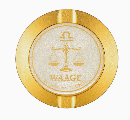 Dreiteilige Snusdose in Gold mit eingraviertem Sternzeichen - Motiv Waage auf dem Deckel, stilvoll arrangiert auf einem dunklen Hintergrund.