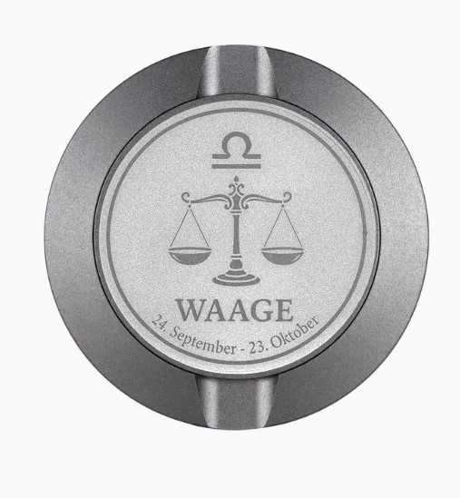 Dreiteilige Snusdose in Grau mit eingraviertem Sternzeichen - Motiv Waage auf dem Deckel, stilvoll arrangiert auf einem dunklen Hintergrund.