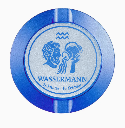 Dreiteilige Snusdose in Blau mit eingraviertem Sternzeichen - Motiv Wassermann auf dem Deckel, stilvoll arrangiert auf einem dunklen Hintergrund.