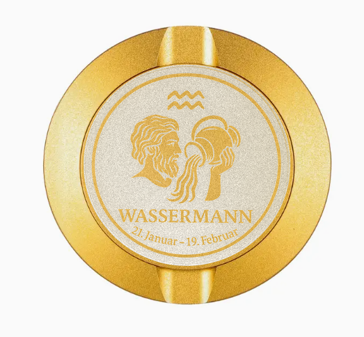 Dreiteilige Snusdose in Gold mit eingraviertem Sternzeichen - Motiv Wassermann auf dem Deckel, stilvoll arrangiert auf einem dunklen Hintergrund.