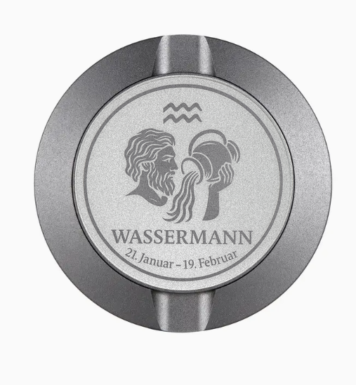 Dreiteilige Snusdose in Grau mit eingraviertem Sternzeichen - Motiv Wassermann auf dem Deckel, stilvoll arrangiert auf einem dunklen Hintergrund.