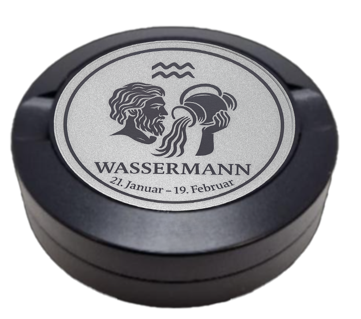 Dreiteilige Snusdose in Schwarz mit eingraviertem Sternzeichen - Motiv Wassermann auf dem Deckel, stilvoll arrangiert auf einem dunklen Hintergrund.