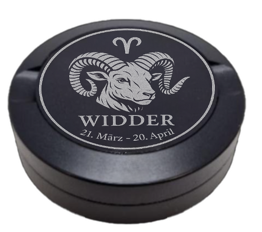 Dreiteilige Snusdose in Schwarz mit eingraviertem Sternzeichen - Motiv Widder auf dem Deckel, stilvoll arrangiert auf einem dunklen Hintergrund.