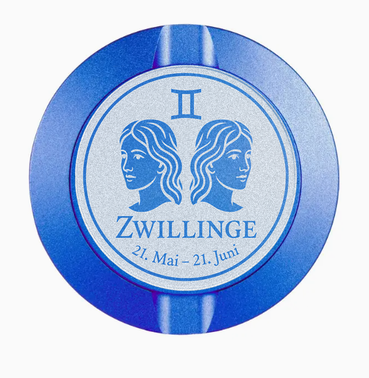Dreiteilige Snusdose in Blau mit eingraviertem Sternzeichen - Motiv Zwillinge auf dem Deckel, stilvoll arrangiert auf einem dunklen Hintergrund.