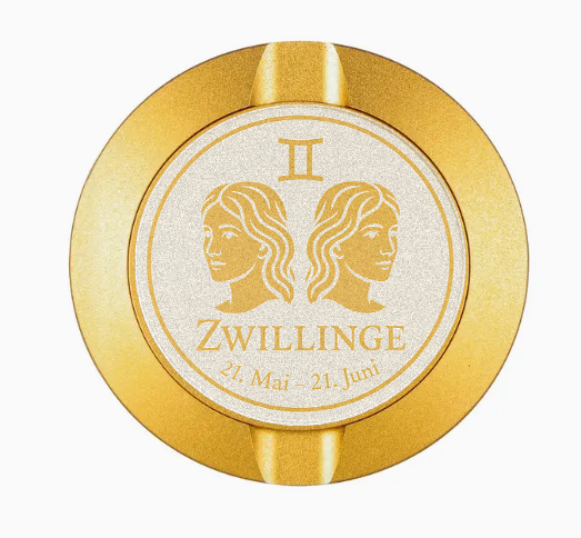 Dreiteilige Snusdose in Gold mit eingraviertem Sternzeichen - Motiv Zwillinge auf dem Deckel, stilvoll arrangiert auf einem dunklen Hintergrund.