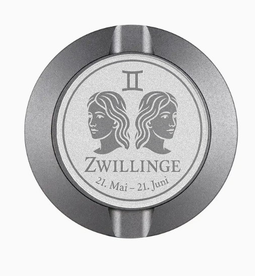 Dreiteilige Snusdose in Grau mit eingraviertem Sternzeichen - Motiv Zwillinge auf dem Deckel, stilvoll arrangiert auf einem dunklen Hintergrund.