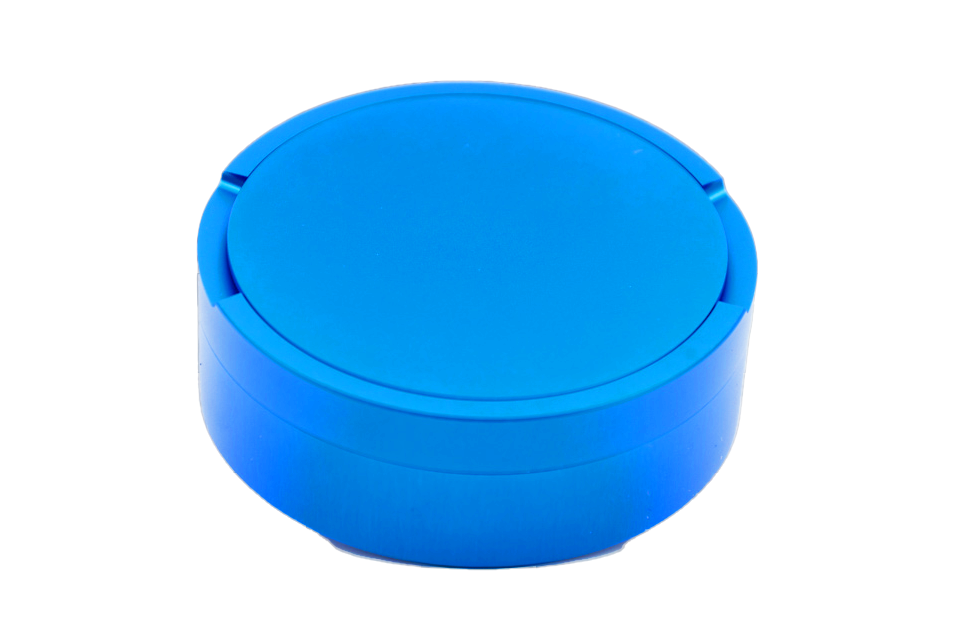 Blaue Snusdose aus Aluminium, rund und matt, ideal zur Aufbewahrung von Snus oder Nikotinportionen.