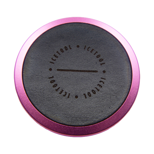 Geschlossene Icetool Snusdose in Lederoptik Pink - schwarz mit Logo auf Lederoptik