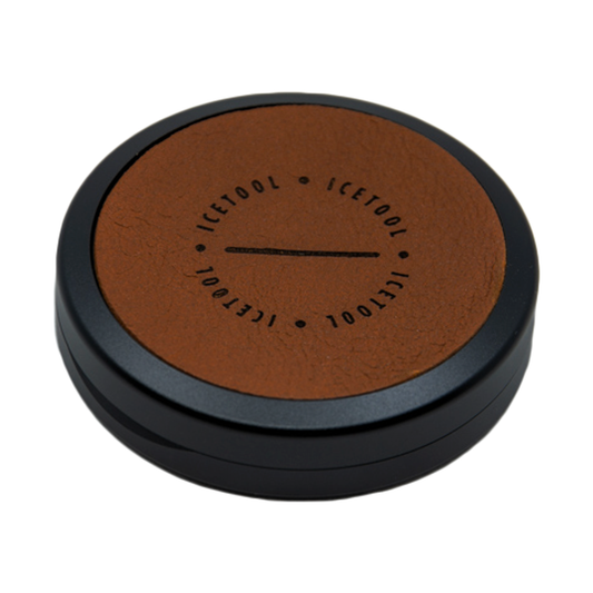 Icetool Snusdose in Lederoptik Rentier Schwarz-Cognac, geschlossen mit Logo auf Deckel